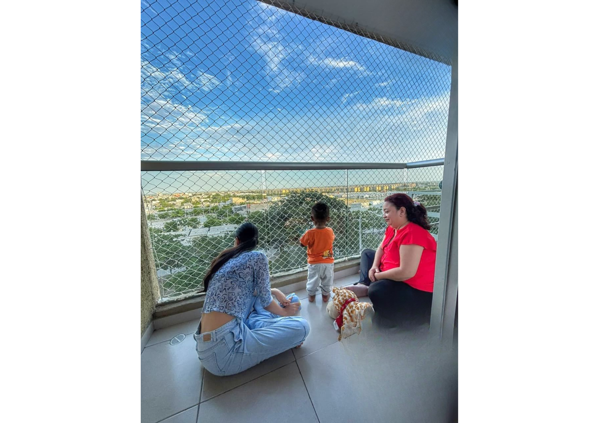 Familia disfrutando un balcón protegido con malla de seguridad en Barranquilla